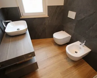 Bagno con sanitari sospesi