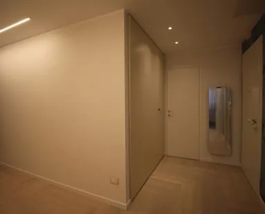 Ambiente ristrutturato con nuova illuminazione