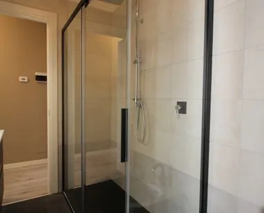 Doccia con rivestimenti moderni