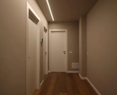 Corridoio con illuminazione lineare a soffitto