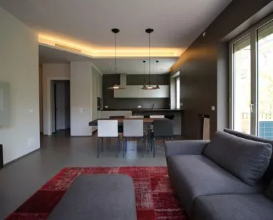 Soggiorno con illuminazione a controsoffitto