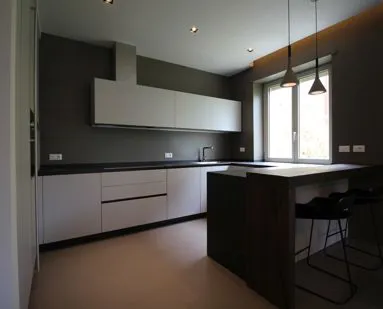 Dettaglio cucina con isola centrale