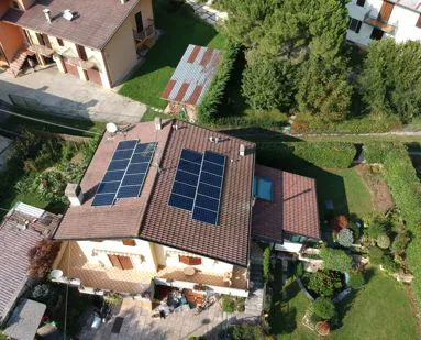 Casa con impianto fotovoltaico
