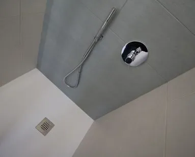 Dettaglio doccia bagno in camera