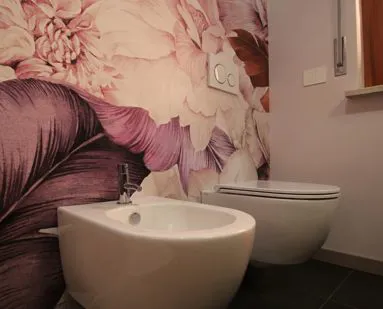 Sanitari sospesi nel bagno ristrutturato