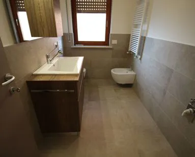 Bagno ristrutturato con nuovi rivestimenti