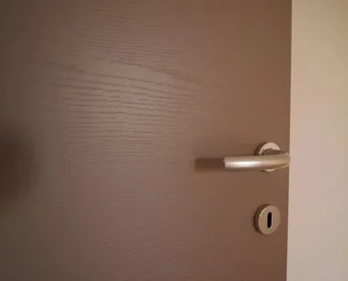 Porta interna installata dopo la ristrutturazione