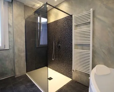 Bagno ristrutturato con doccia walk-in