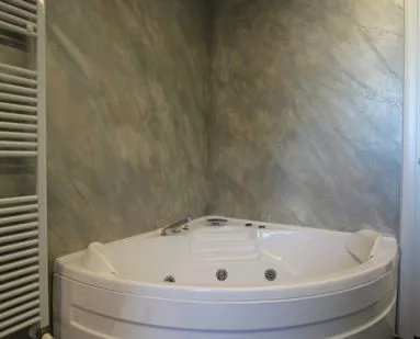 Bagno moderno con vasca angolare