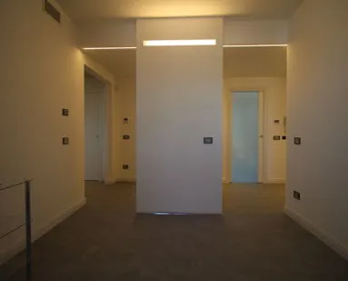 Ingresso ristrutturato con illuminazione a soffitto