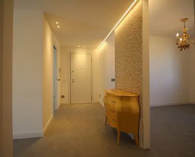 Corridoio con controsoffitto e luce indiretta