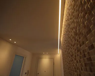 Ingresso ristrutturato con illuminazione a soffitto in dettaglio