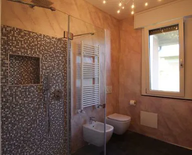 Bagno ristrutturato con doccia
