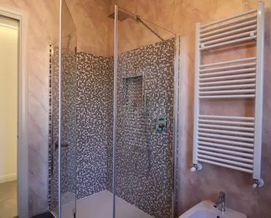 Zona doccia con finiture moderne