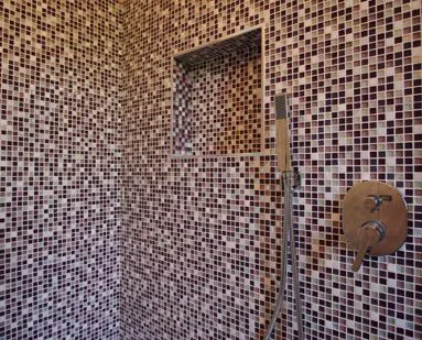 Dettaglio rivestimenti doccia mosaico