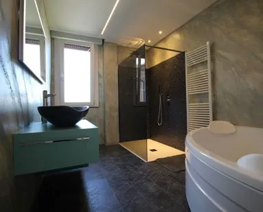 Bagno moderno con vasca angolare e doccia walk-in