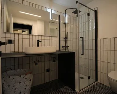 Bagno ristrutturato con doccia walk-in