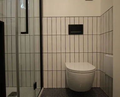Zona doccia con rivestimenti decorativi