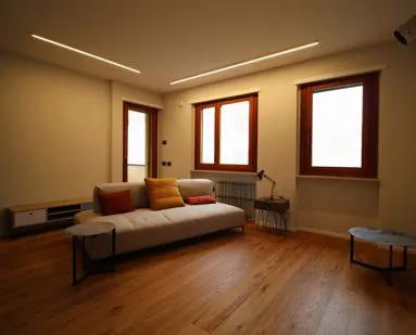 Zona giorno rinnovata con illuminazione integrata