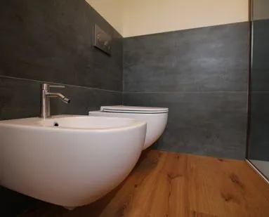 Bagno con sanitari sospesi