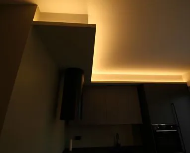 Illuminazione indiretta su controsoffitto