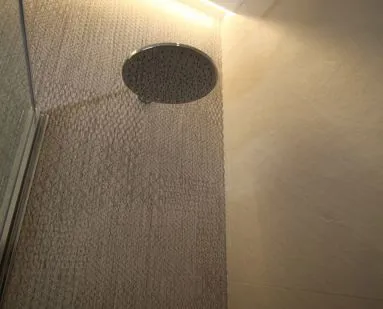 Bagno con finiture contemporanee doccia