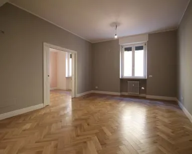 Zona giorno rinnovata con pavimento in legno