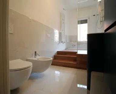 Bagno ristrutturato con finiture moderne in legno